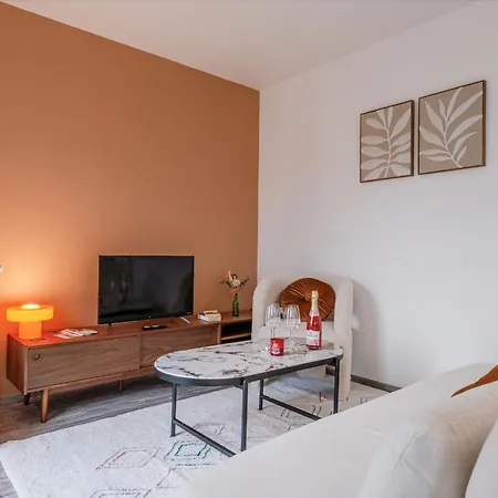 Tournelles Apartment *